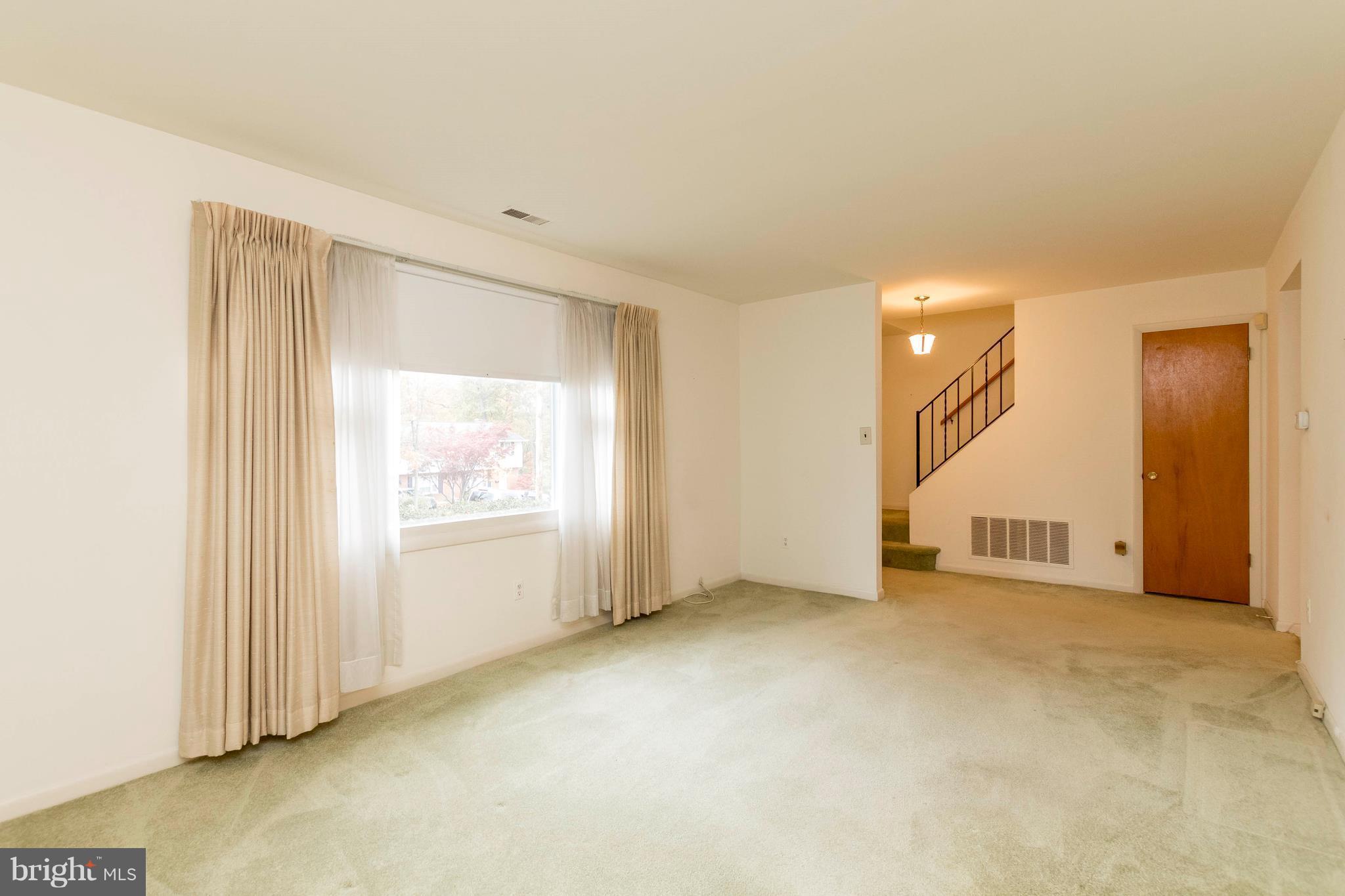 6804 Queens Ferry Road Baltimore, MD 21239 - Photo 4 of 30 Living Room