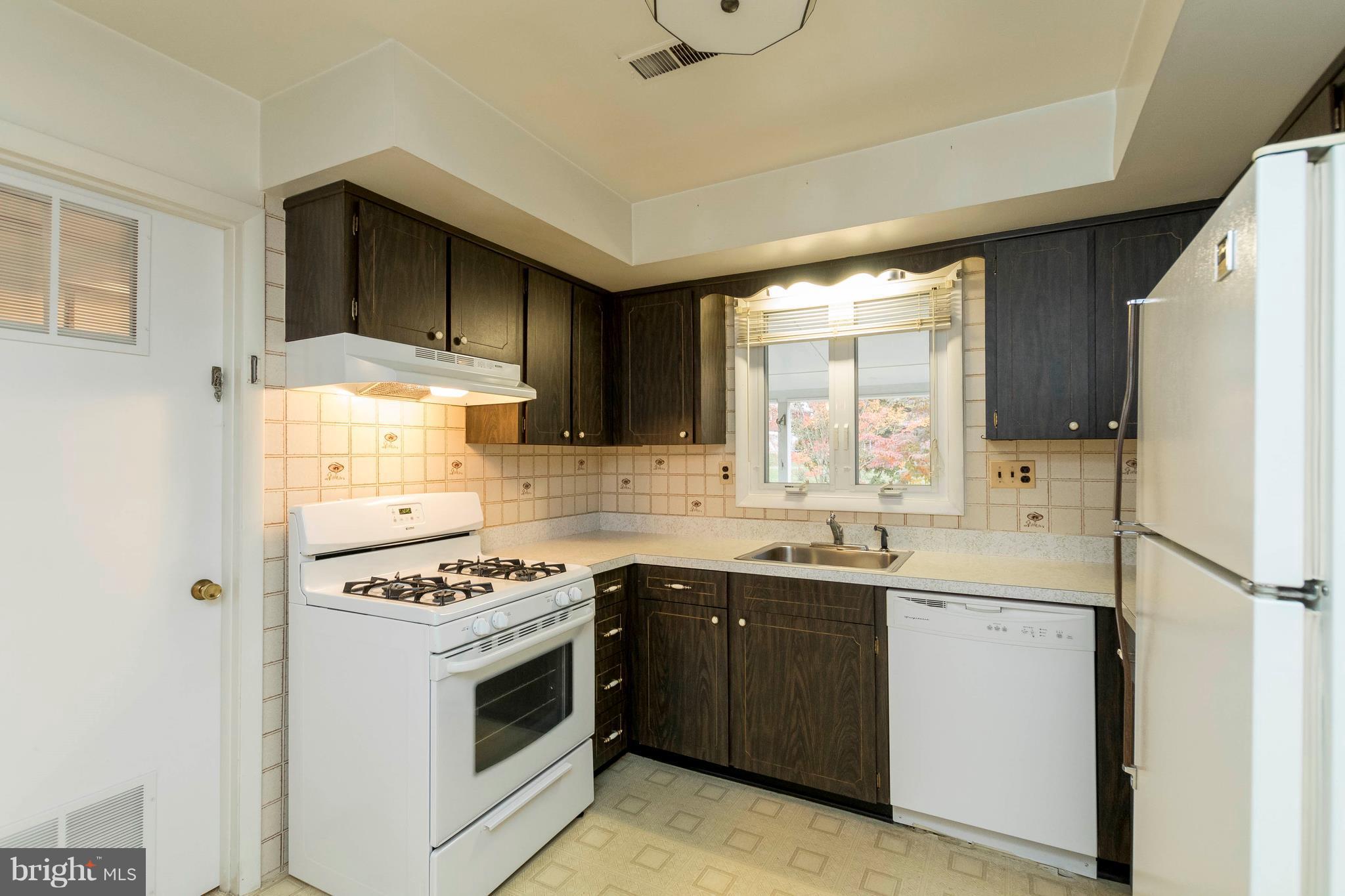 6804 Queens Ferry Road Baltimore, MD 21239 - Photo 9 of 30 Kitchen