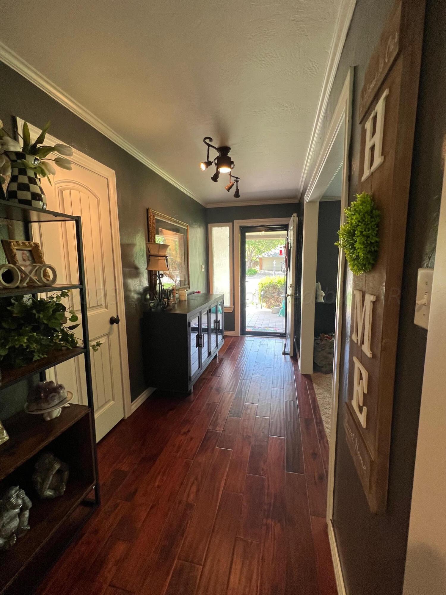 6213 Dreyfuss Road Amarillo, TX 79106 - Photo 2 of 27 a view of a hallway with wooden floor and furniture