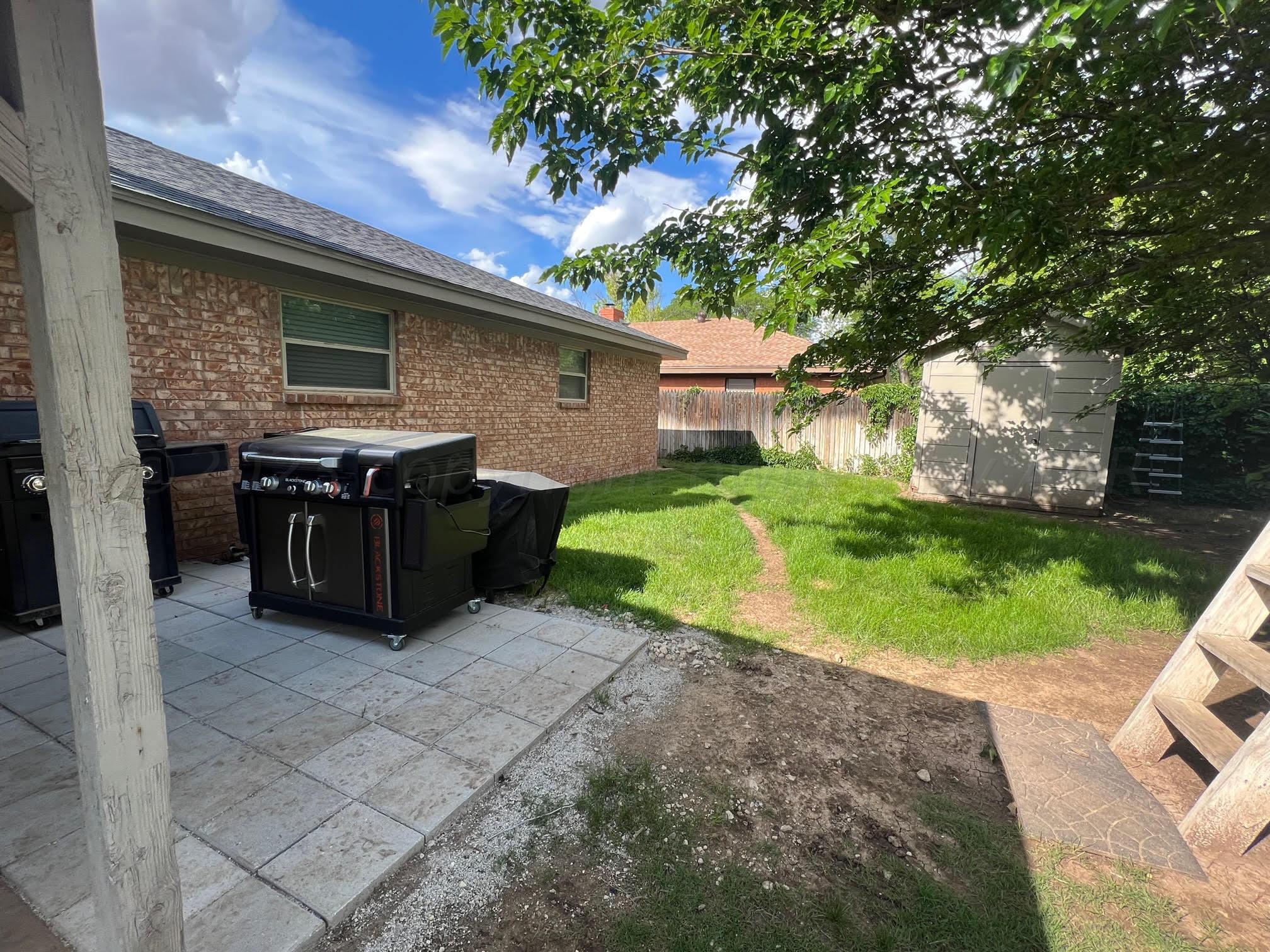 6213 Dreyfuss Road Amarillo, TX 79106 - Photo 26 of 27 a view of backyard with barbeque grill and a large tree