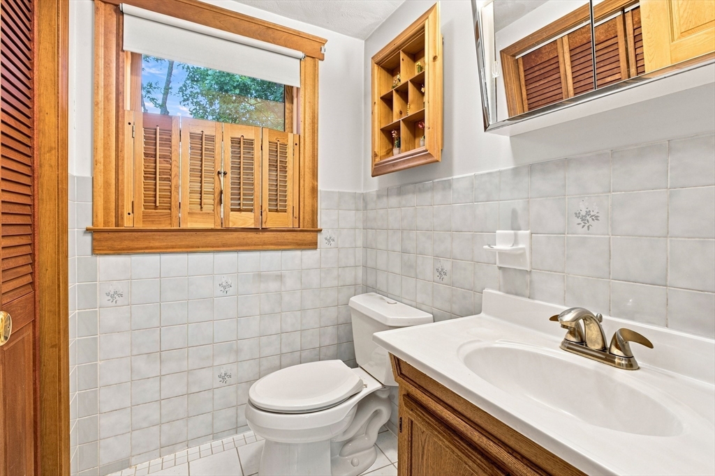 18 Gordon Road North Reading, MA 01864 - Photo 13 of 37 Gallery Image 13