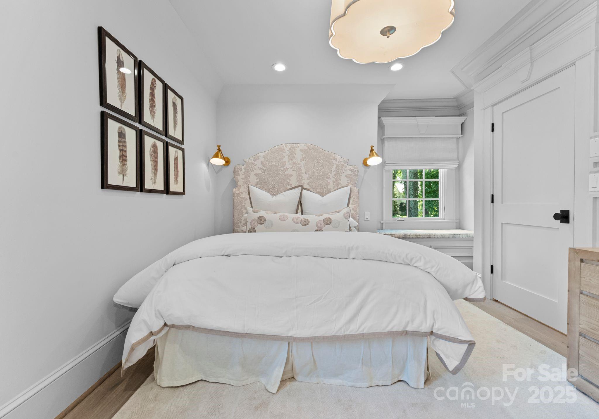 1550 Queens Road West Charlotte, NC 28207 - Photo 29 of 40 a bedroom with a bed and a painting on the wall