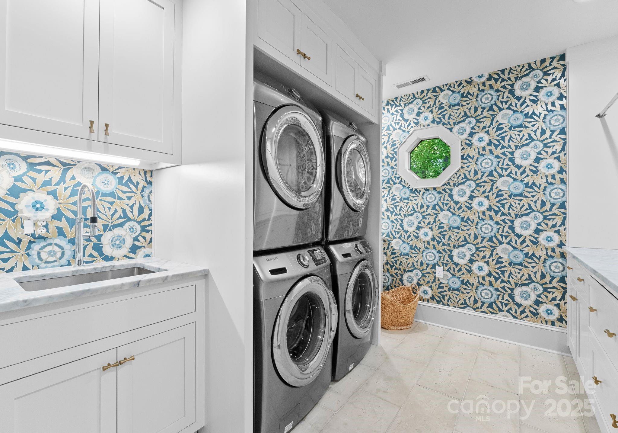1550 Queens Road West Charlotte, NC 28207 - Photo 31 of 40 a utility room with dryer and washer
