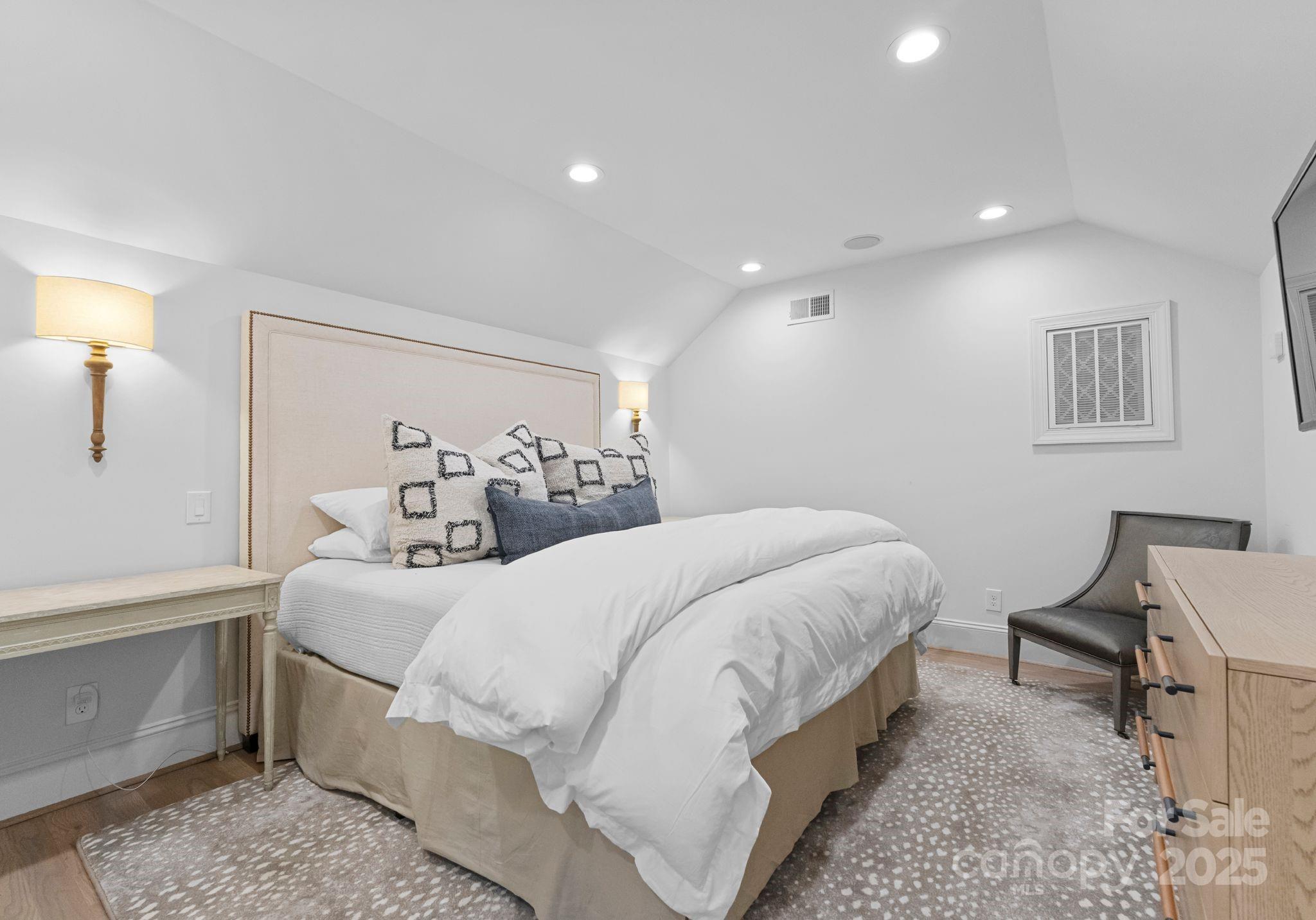 1550 Queens Road West Charlotte, NC 28207 - Photo 32 of 40 a bedroom with a bed and a lamp on table