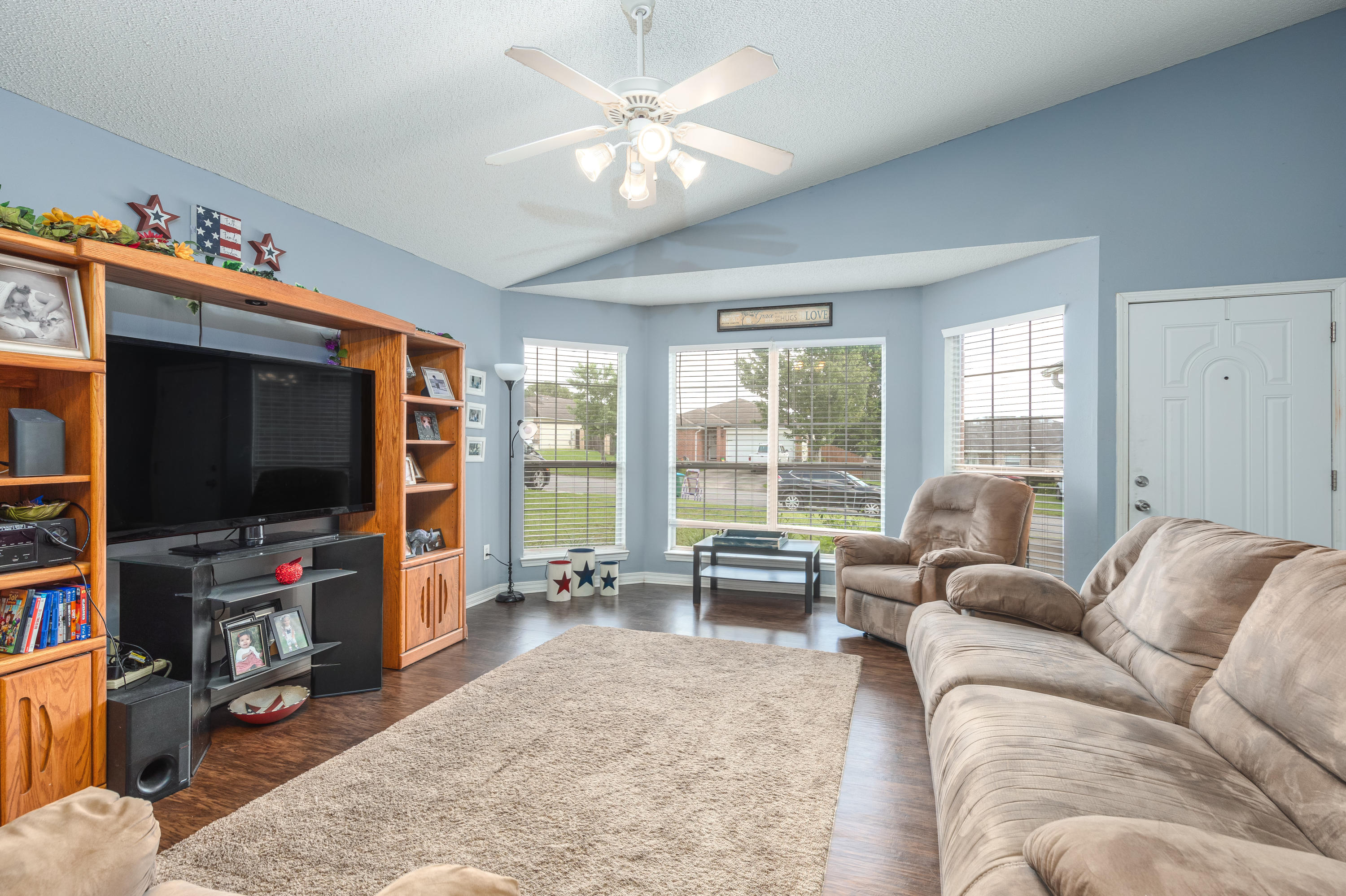 130 Sandstone Trail Crestview, FL 32539 - Photo 5 of 24 a living room with furniture and a flat screen tv