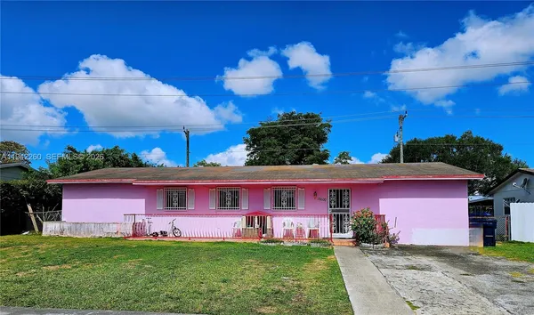 a view of a yard with a house