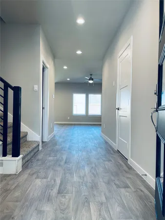 en empty room with windows and pillars in it