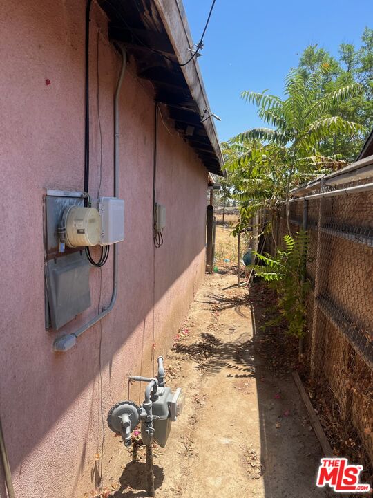 1605 Madison Street Bakersfield, CA 93307 - Photo 3 of 8 a backyard of a house