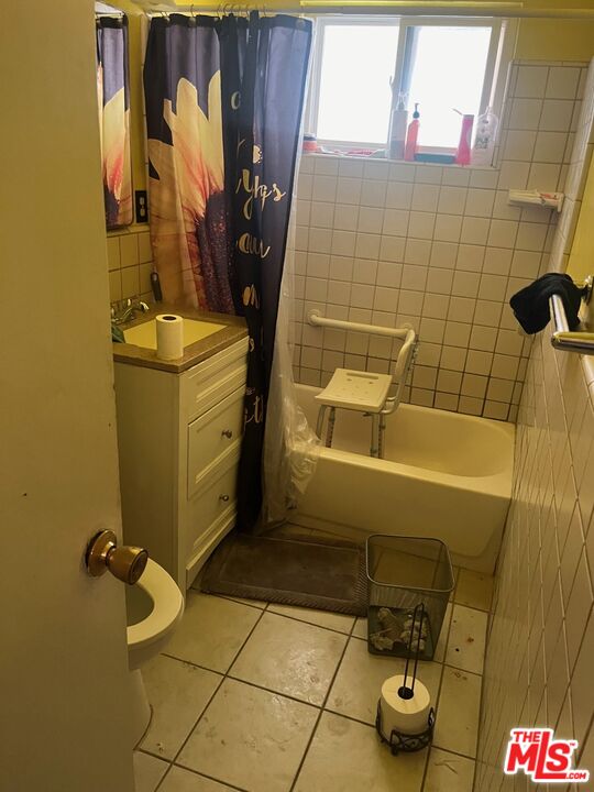 1605 Madison Street Bakersfield, CA 93307 - Photo 7 of 8 a bathroom with a shower