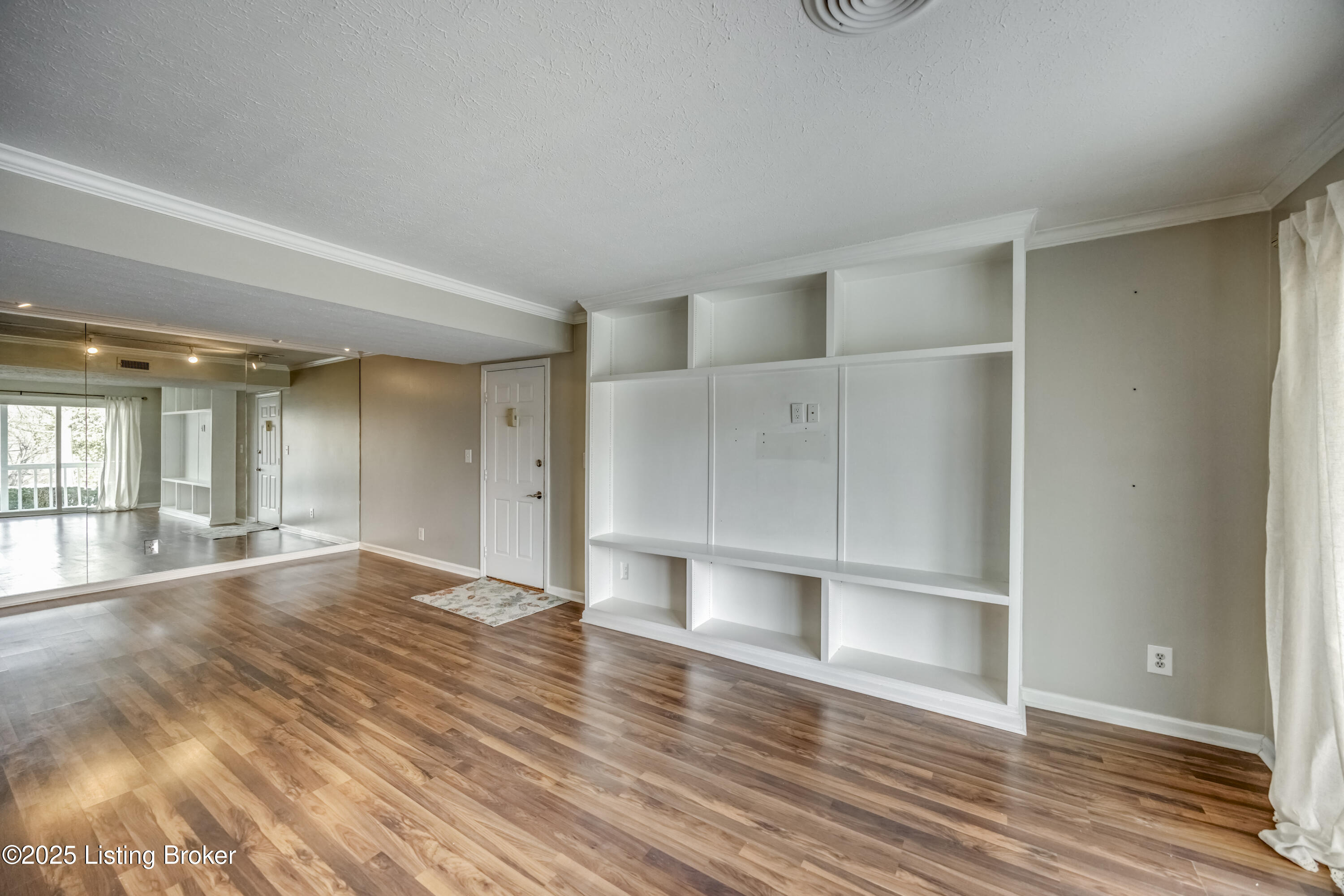 410 Mockingbird Valley Road, Unit 1 Louisville, KY 40207 - Photo 10 of 39 2Y0A5664-A