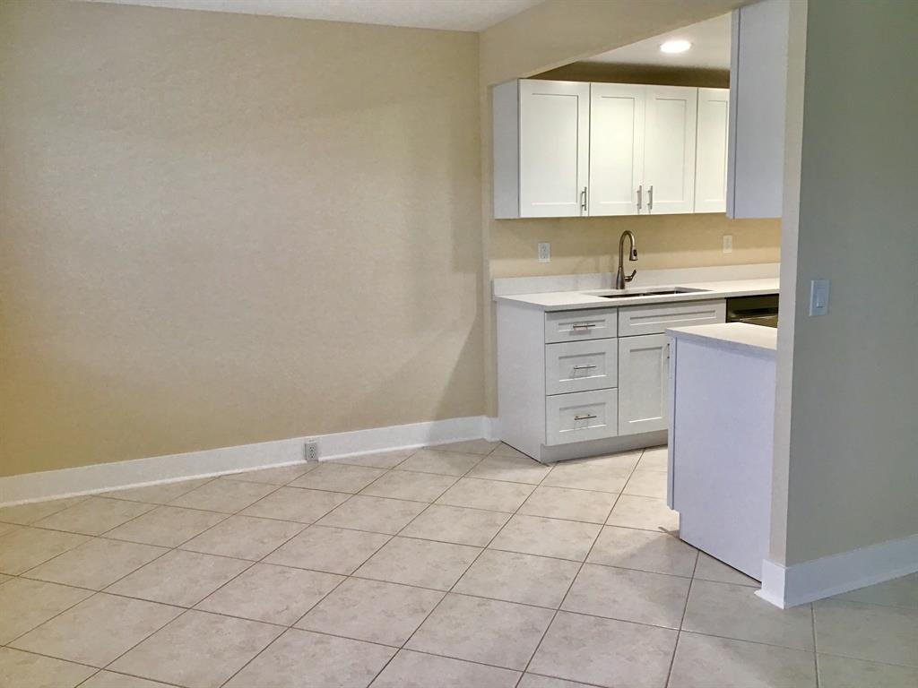 3032 Exeter, Unit 3032 Boca Raton, FL 33434 - Photo 5 of 32 a kitchen with white cabinets