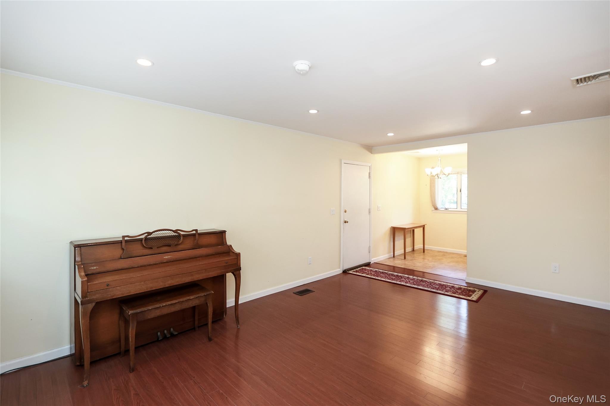 12 Ronan Road Glen Cove, NY 11542 - Photo 8 of 32