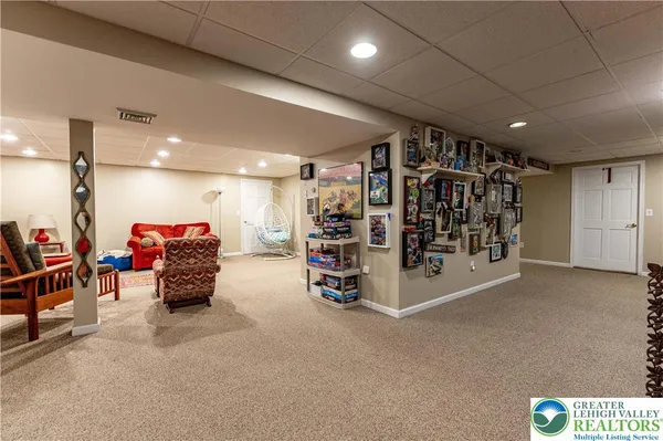 $879,900 | 4260 Farmersville Court, Easton, PA 18045