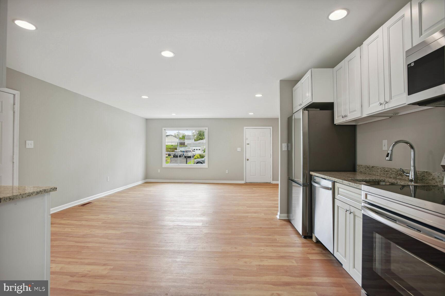 620 West Beech Road Sterling, VA 20164 - Photo 4 of 19 KITCHEN & LIVING RM