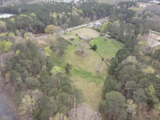 a view of a small yard