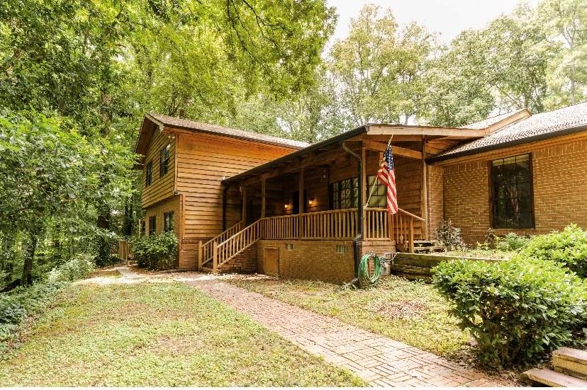 a view of a house with a yard