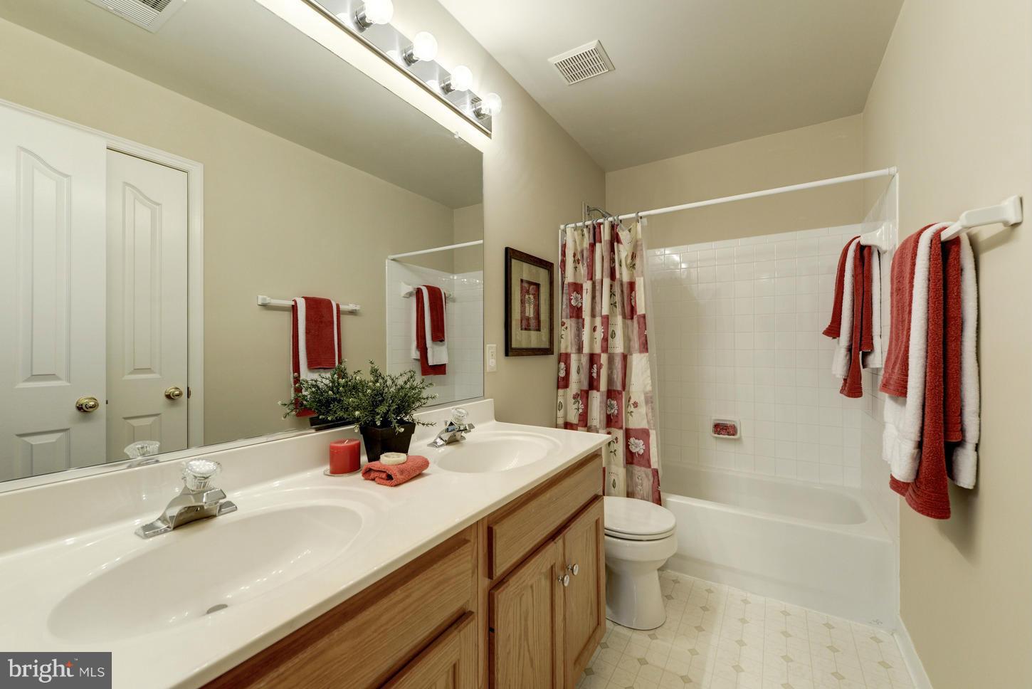 14007 Falconcrest Road Germantown, MD 20874 - Photo 24 of 29 Second full hall bath