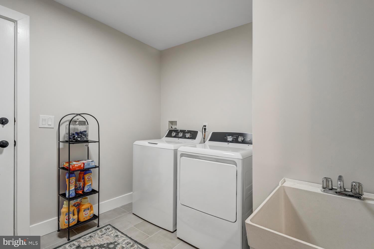 148 Compass Road Manahawkin, NJ 08050 - Photo 30 of 40 a utility room with dryer and washer