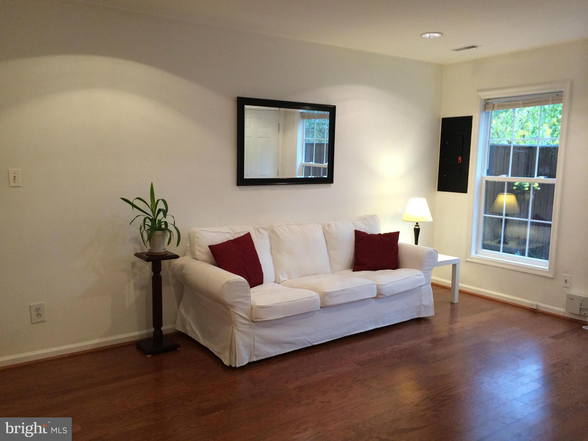 6008 Rabbit Hill Court Centreville, VA 20121 - Photo 7 of 30 Living Room