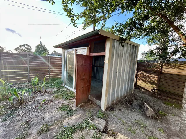 a view of front of house with yard