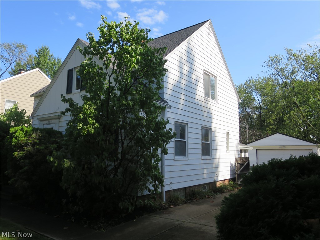 2299 Ashurst Road Cleveland, OH 44118 - Photo 2 of 5
