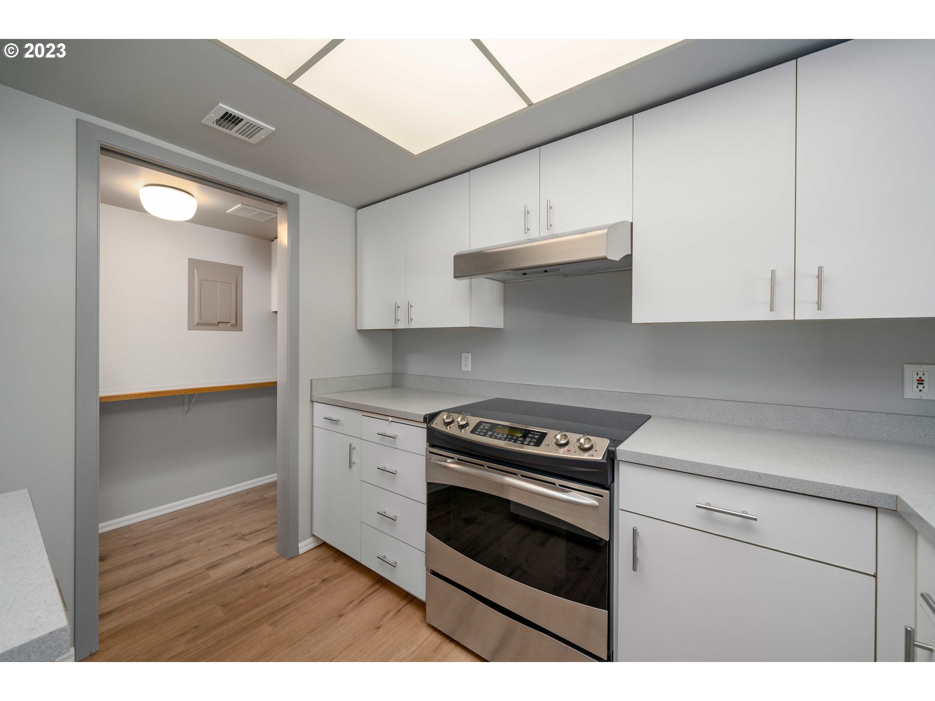 6685 West Burnside Road, Unit 318 Portland, OR 97225 - Photo 9 of 35 Kitchen