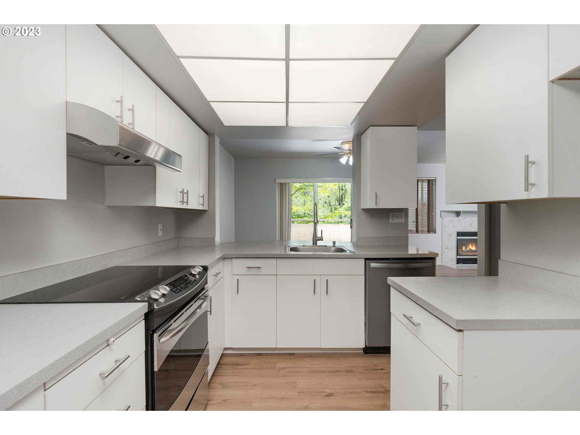 6685 West Burnside Road, Unit 318 Portland, OR 97225 - Photo 10 of 35 Kitchen