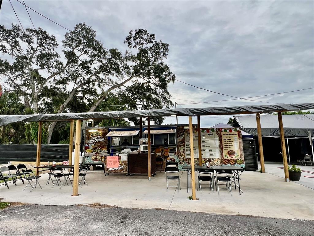 6101 Symmes Road Gibsonton, FL 33534 - Photo 3 of 21 an outdoor space with lots of furniture and tub