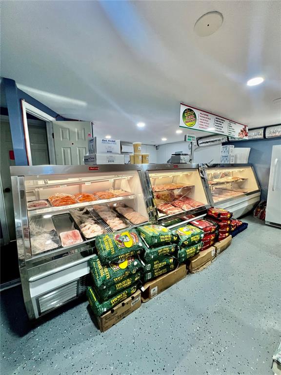 6101 Symmes Road Gibsonton, FL 33534 - Photo 8 of 21 a room with toys