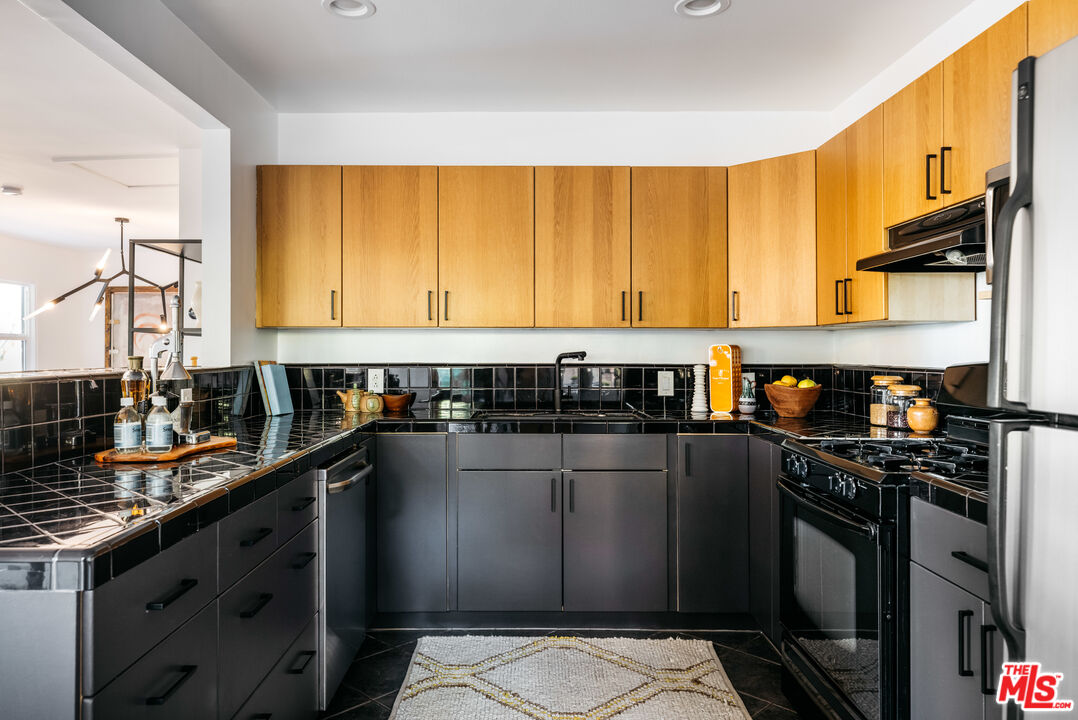 3074 Roderick Place Los Angeles, CA 90065 - Photo 8 of 27