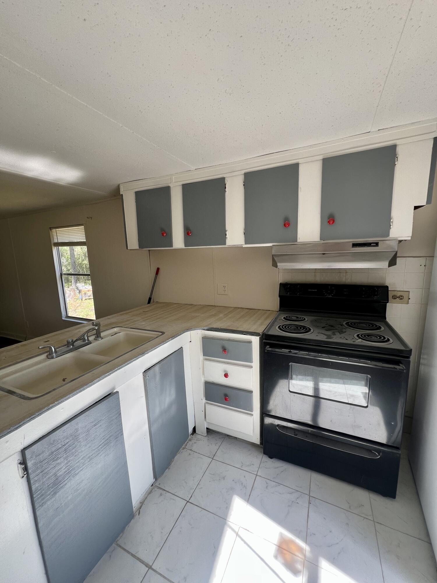 205 3rd Street Walterboro, SC 29488 - Photo 5 of 16 IMG_0528