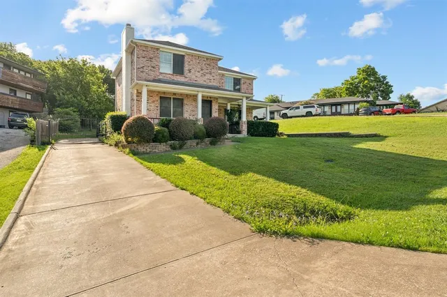 a view of a house with a yard