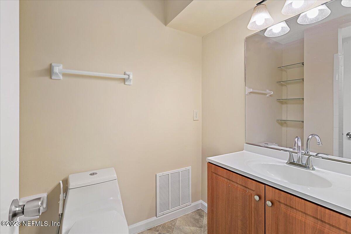 3801 Crown Point Road, Unit 1184 Jacksonville, FL 32257 - Photo 13 of 19 13-Primary Bathroom