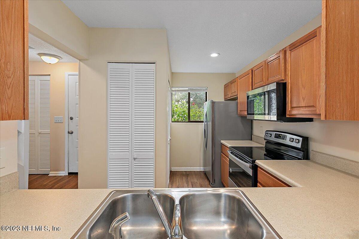 3801 Crown Point Road, Unit 1184 Jacksonville, FL 32257 - Photo 4 of 19 04-Kitchen
