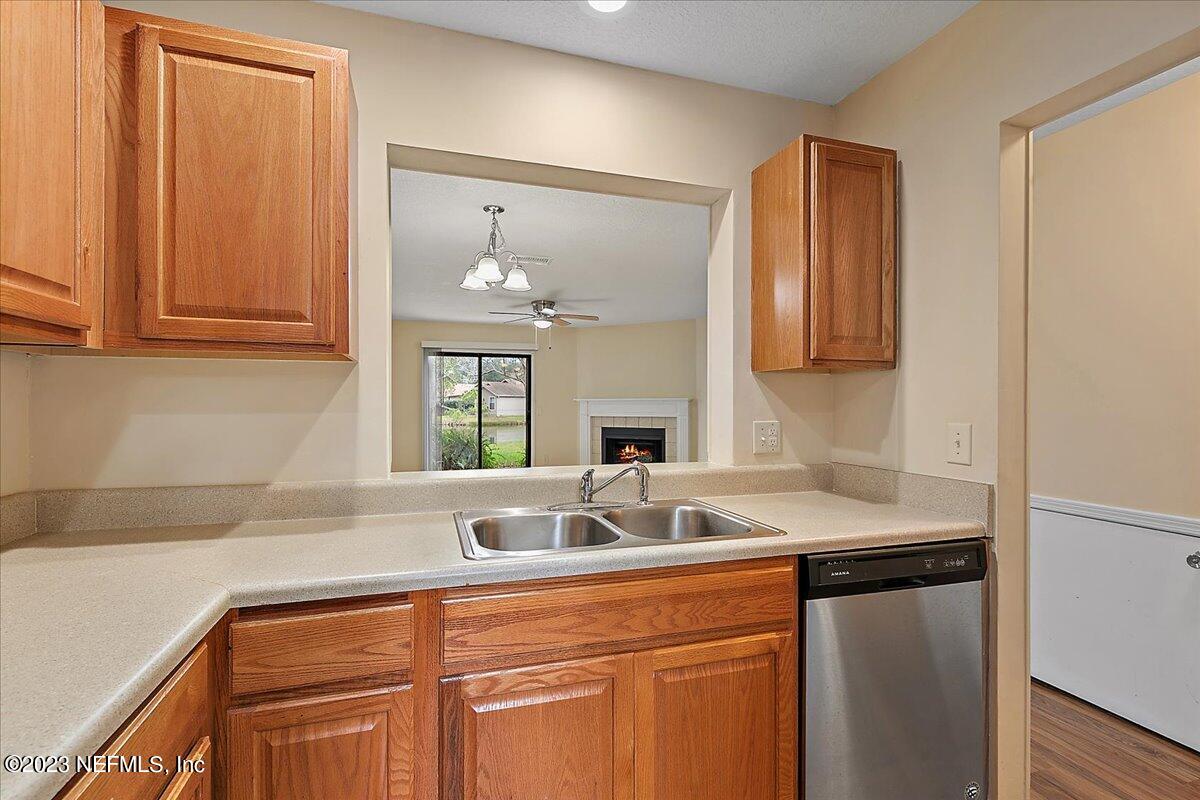 3801 Crown Point Road, Unit 1184 Jacksonville, FL 32257 - Photo 6 of 19 06-Kitchen