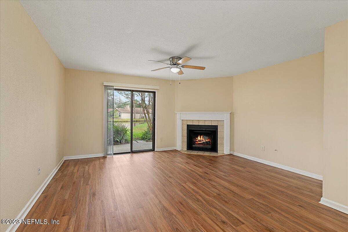 3801 Crown Point Road, Unit 1184 Jacksonville, FL 32257 - Photo 7 of 19 07-Living Room