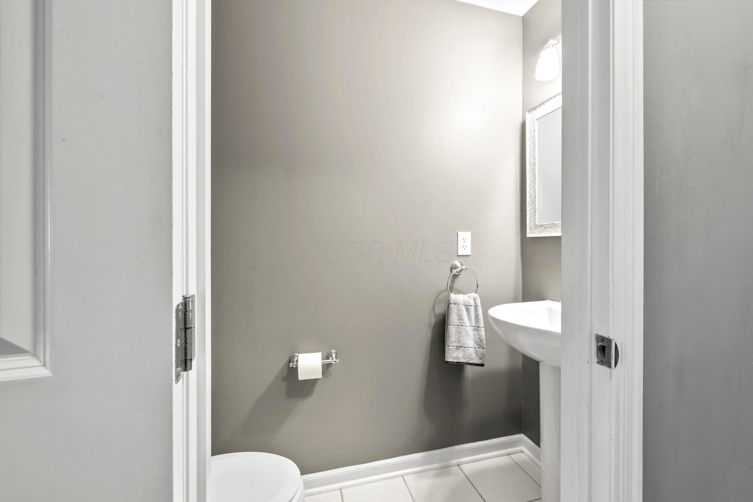 4008 Ryleland Court Powell, OH 43065 - Photo 26 of 62 1st Floor Half Bath