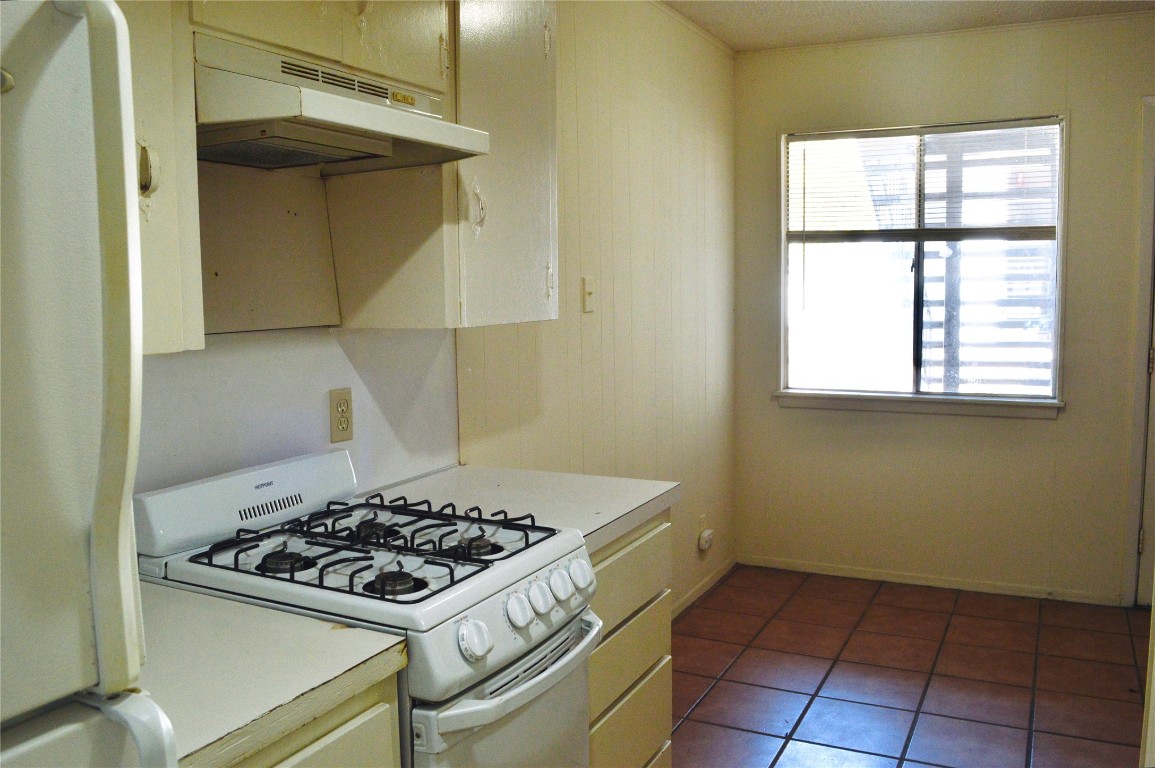2610 Salado Street, Unit 110 Austin, TX 78705 - Photo 12 of 20 a kitchen with a stove and a window