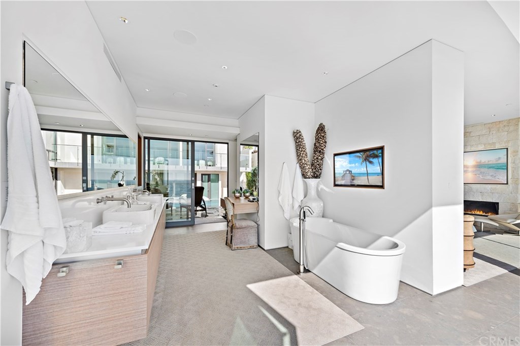 992 Ocean Front Laguna Beach, CA 92651 - Photo 16 of 33 Master bath with tub.