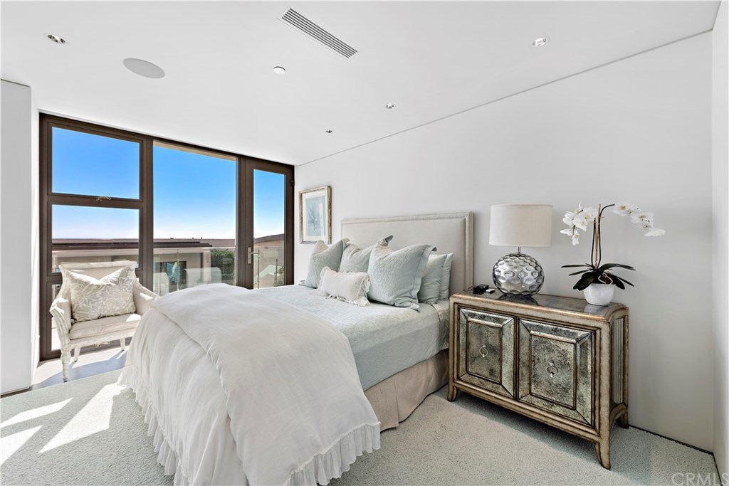 992 Ocean Front Laguna Beach, CA 92651 - Photo 20 of 33 Guest Bedroom #1. Top level. Ensuite bath on left.