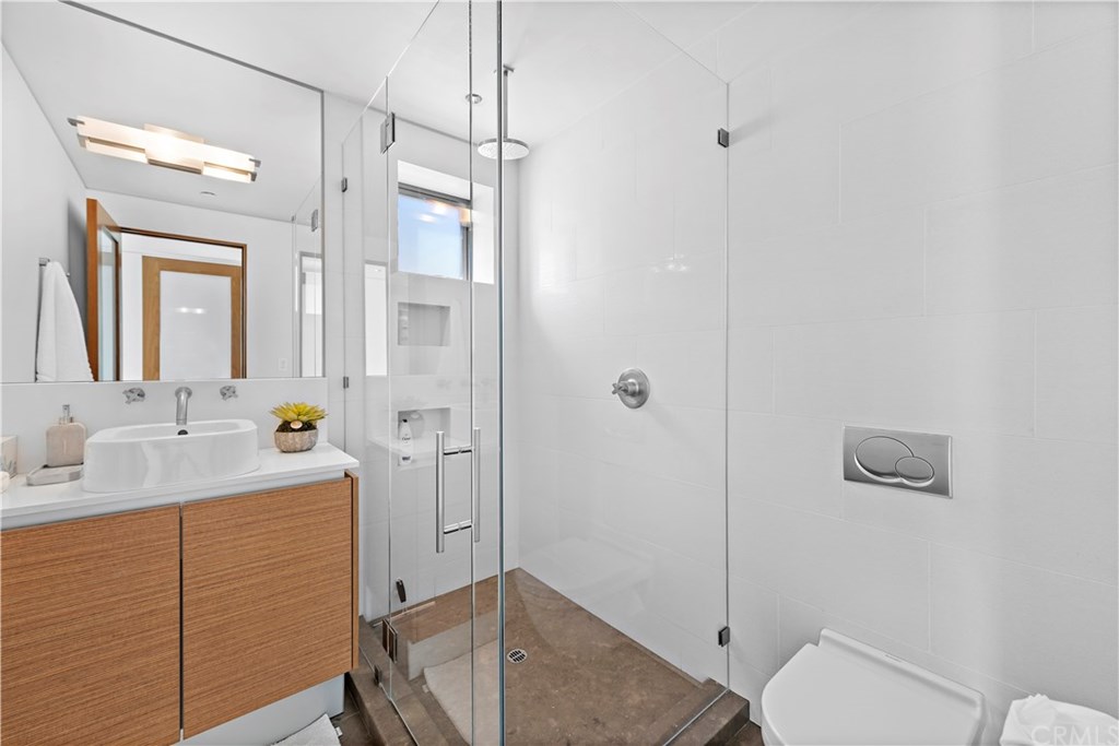 992 Ocean Front Laguna Beach, CA 92651 - Photo 24 of 33 En suite bath for bedroom #2