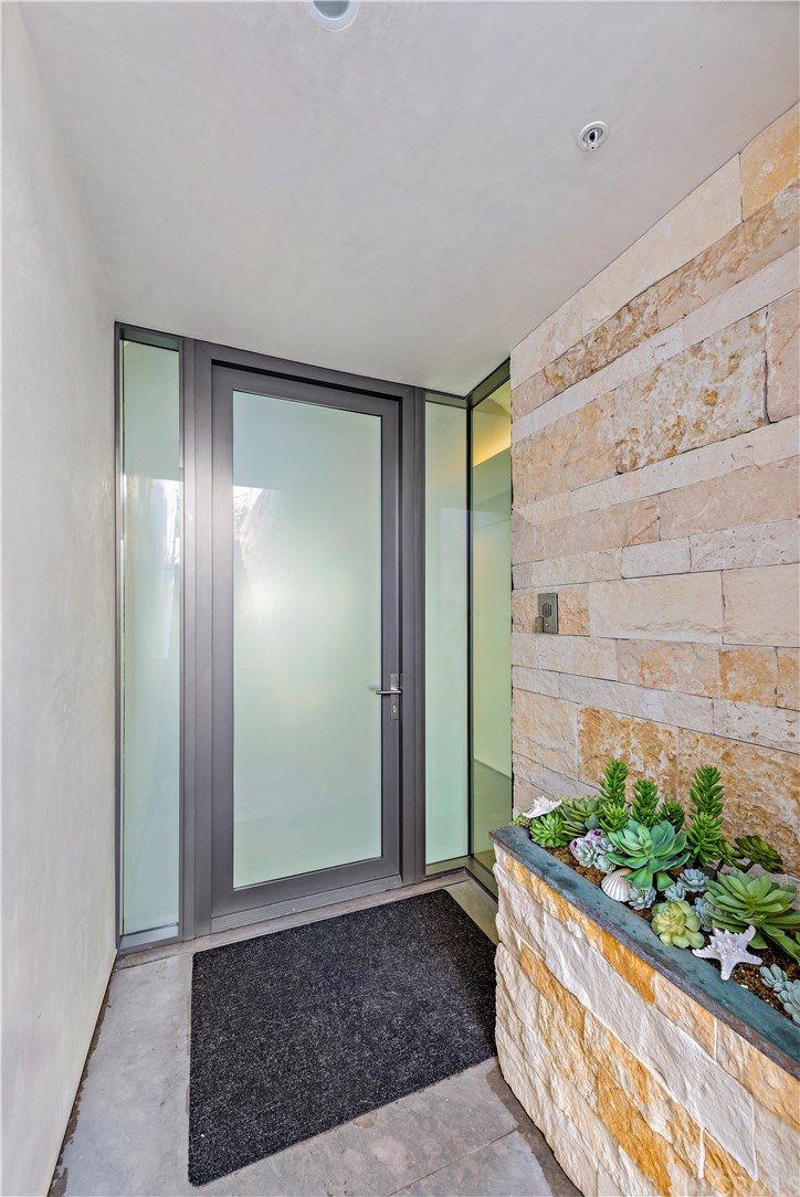 992 Ocean Front Laguna Beach, CA 92651 - Photo 33 of 33 Front Entry