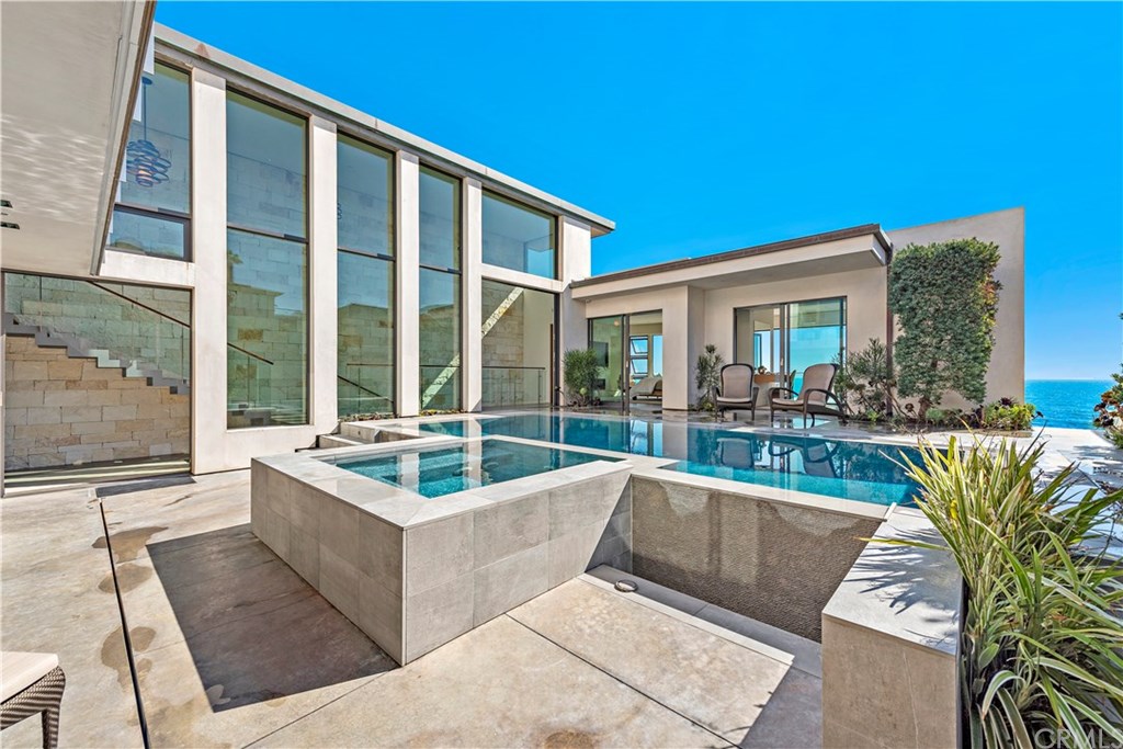 992 Ocean Front Laguna Beach, CA 92651 - Photo 8 of 33 Pool courtyard.