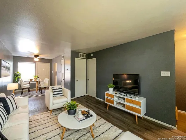$795 | 2802 Lasses Boulevard, Unit 15, San Antonio, TX 78223