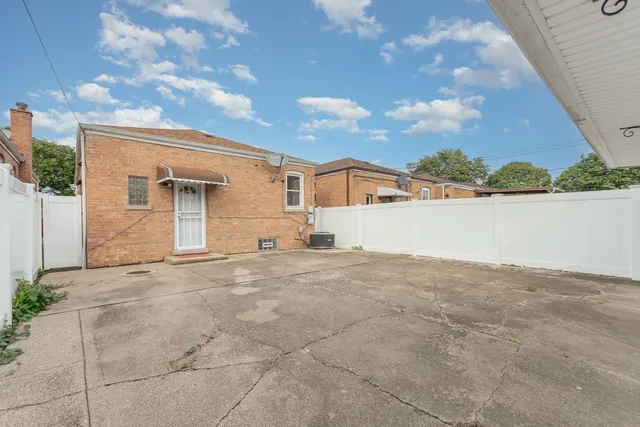 a view of big yard with front of house