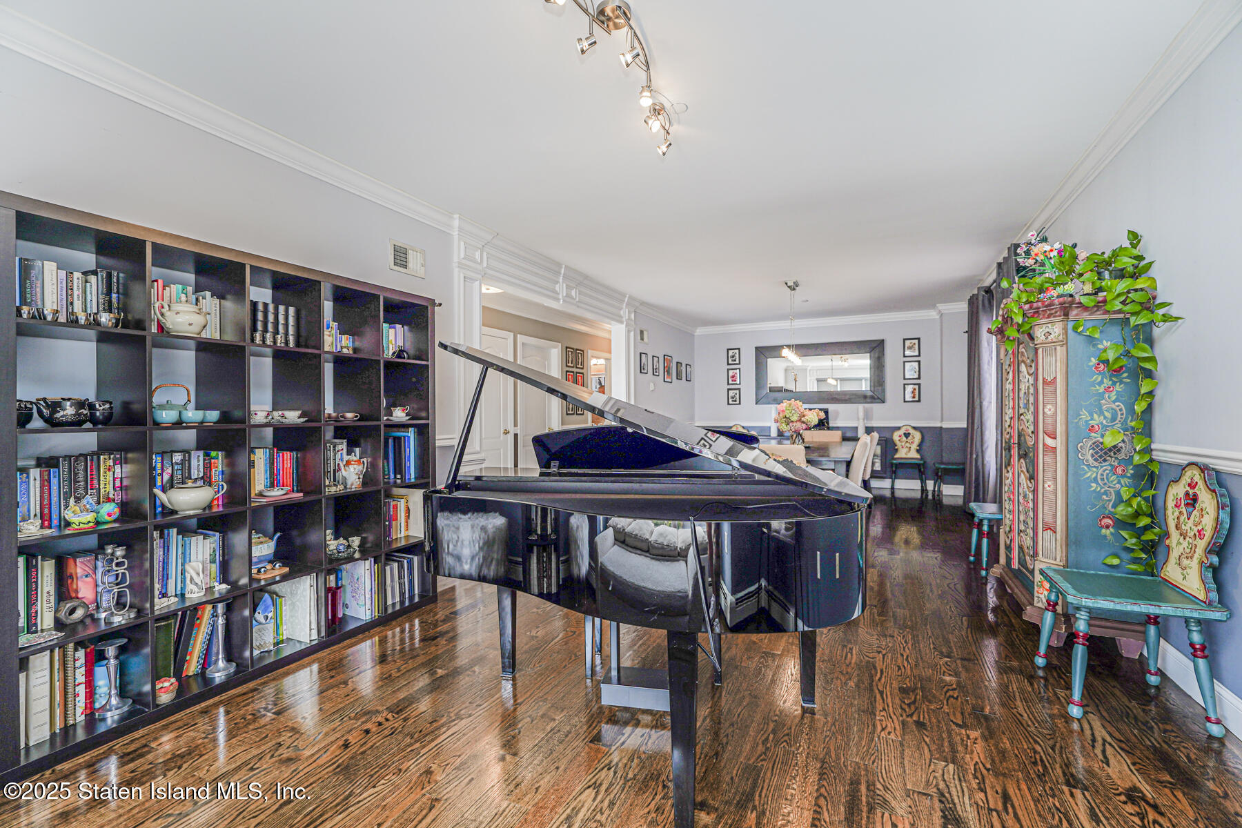 28 Brookside Loop Staten Island, NY 10309 - Photo 26 of 60 a living room with furniture and a book shelf