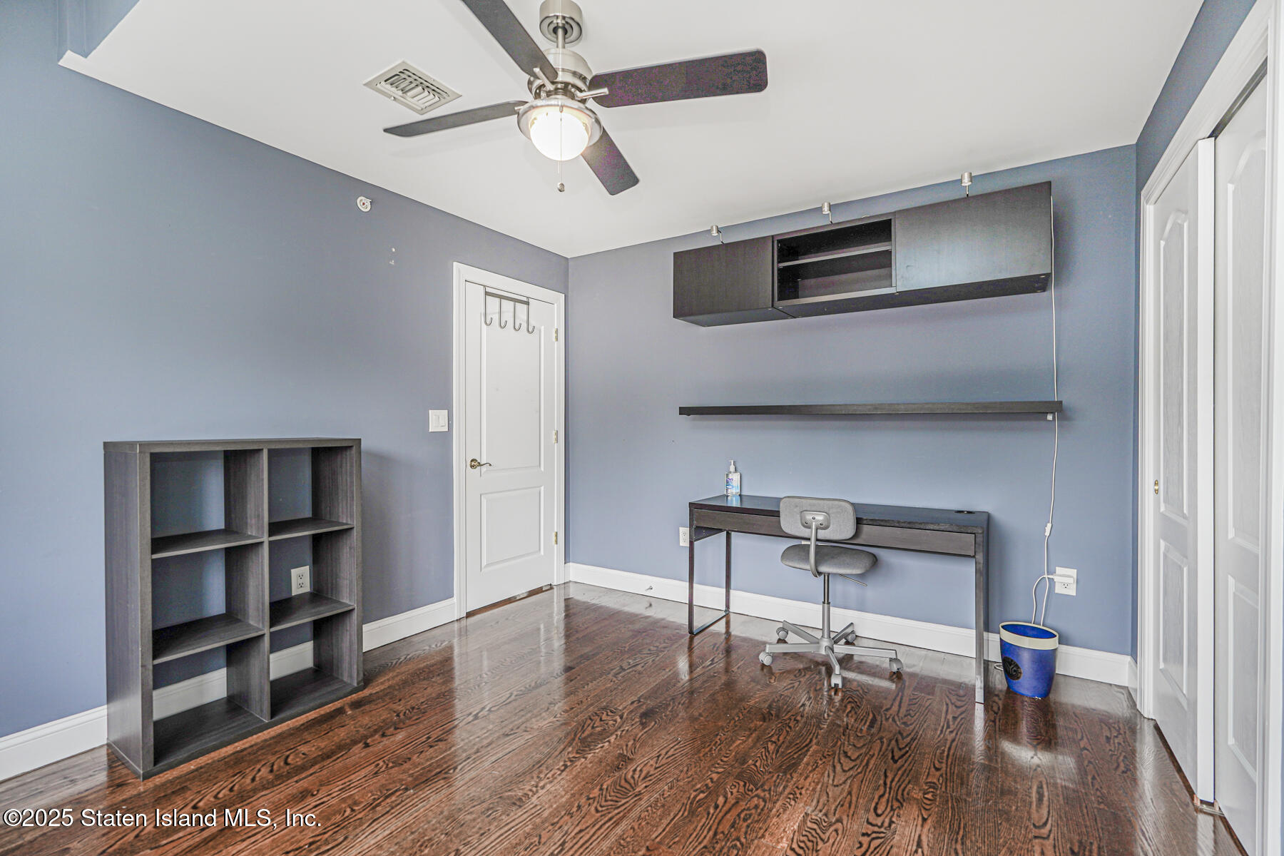28 Brookside Loop Staten Island, NY 10309 - Photo 32 of 60 a view of a livingroom with furniture and wooden floor