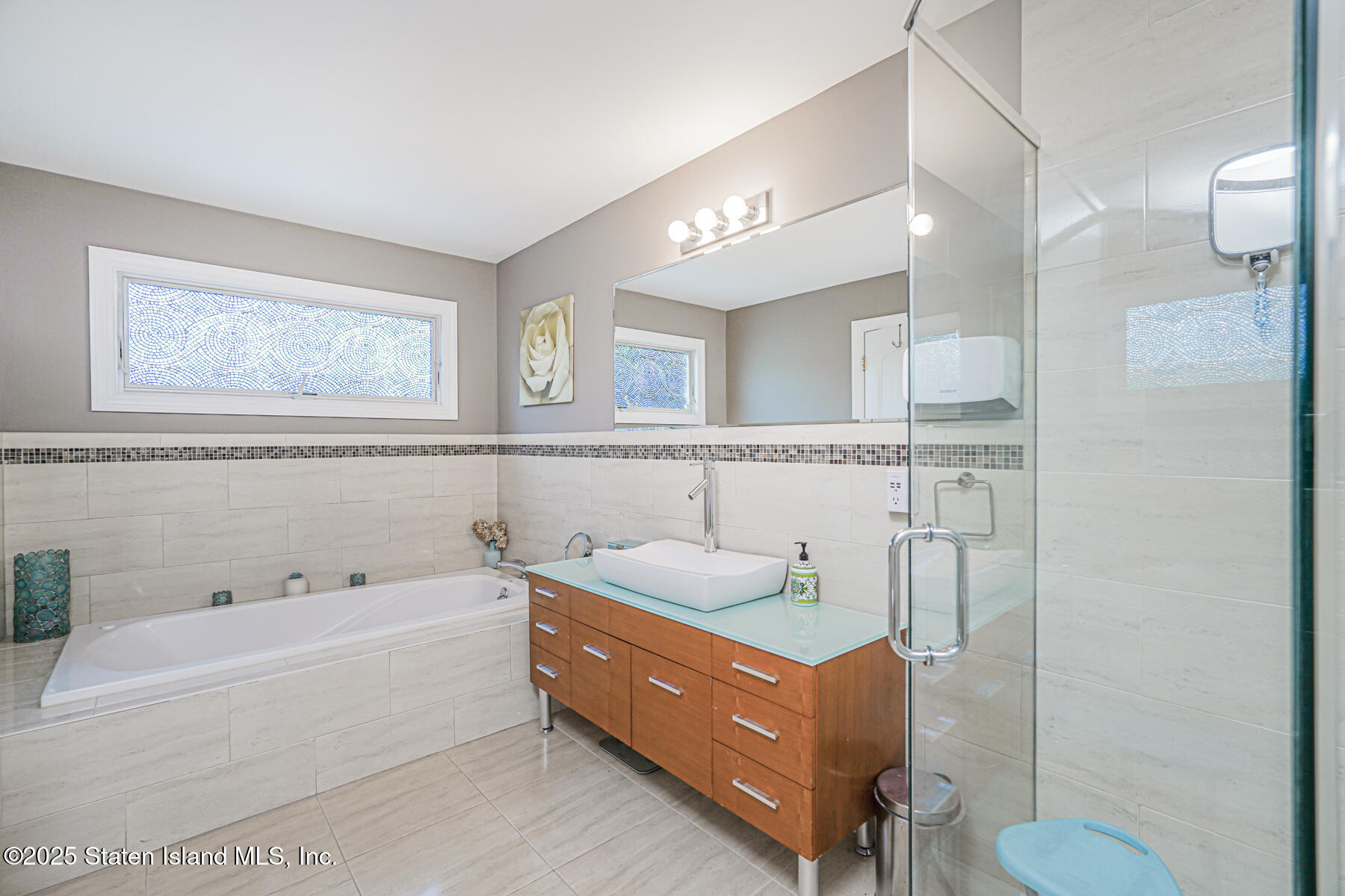 28 Brookside Loop Staten Island, NY 10309 - Photo 41 of 60 a bathroom with a tub sink and mirror