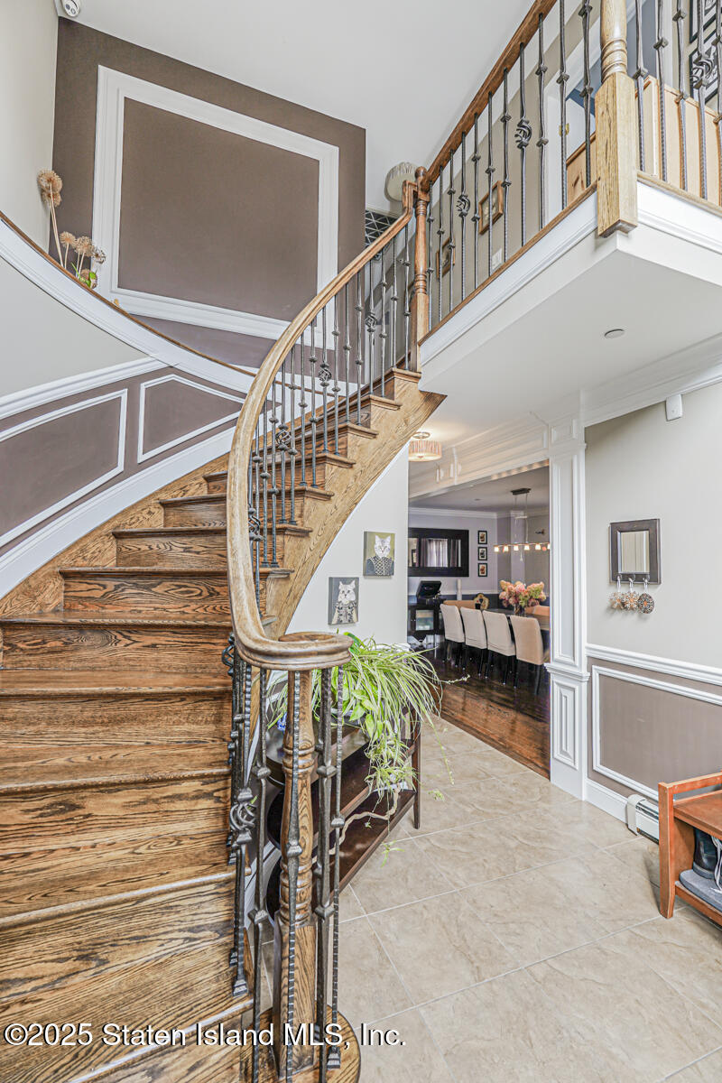 28 Brookside Loop Staten Island, NY 10309 - Photo 5 of 60 a view of entryway livingroom and hall
