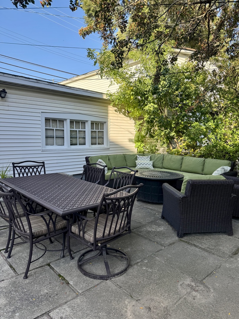 2604 West Winona Street, Unit 2W Chicago, IL 60625 - Photo 5 of 7 a backyard of a house with table and chairs
